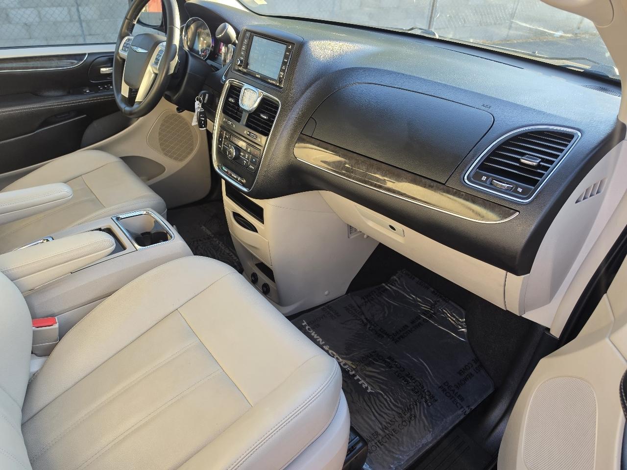 Chrysler Town & Country Touring 2013