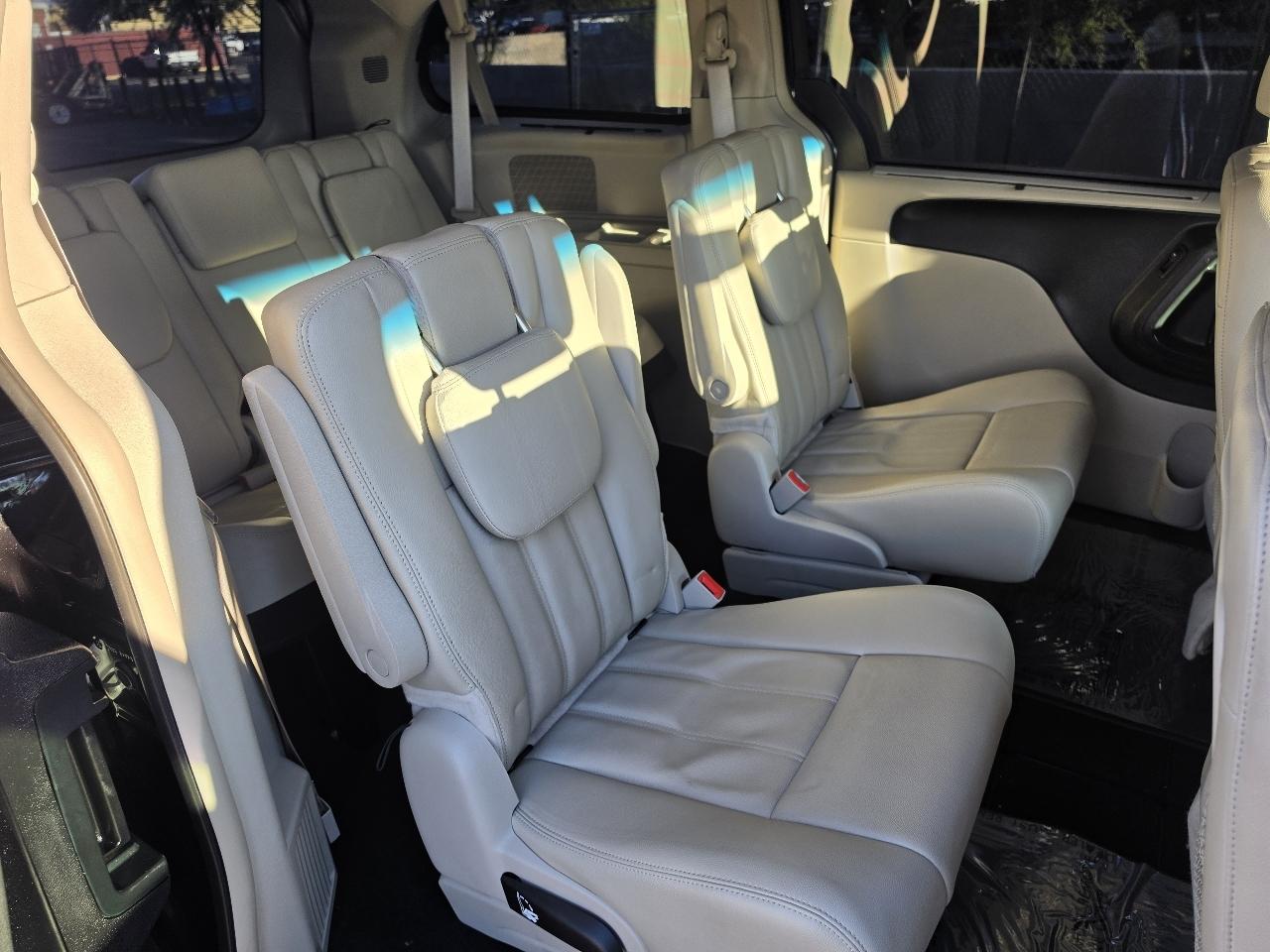 Chrysler Town & Country Touring 2013