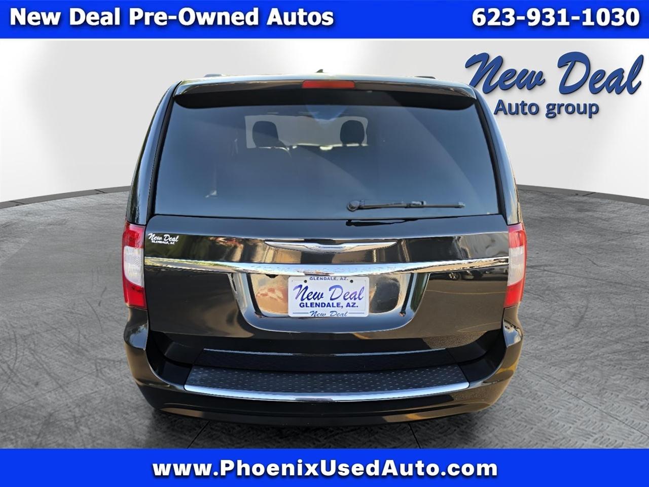 Chrysler Town and Country photo 4