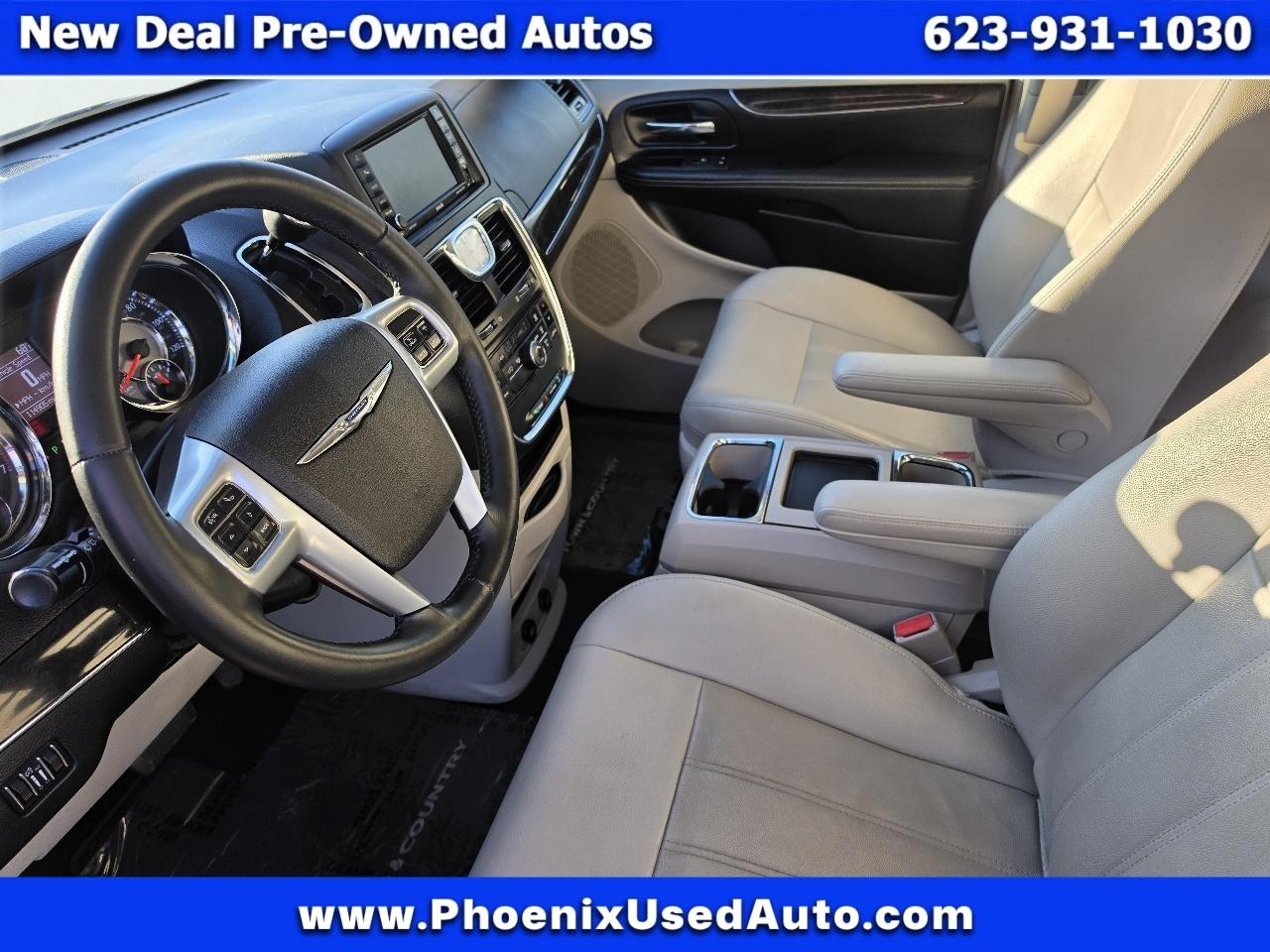 Chrysler Town and Country photo 9