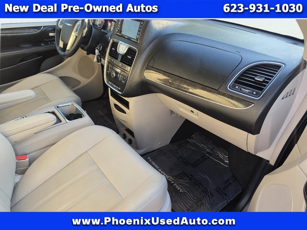 Chrysler Town and Country photo 10