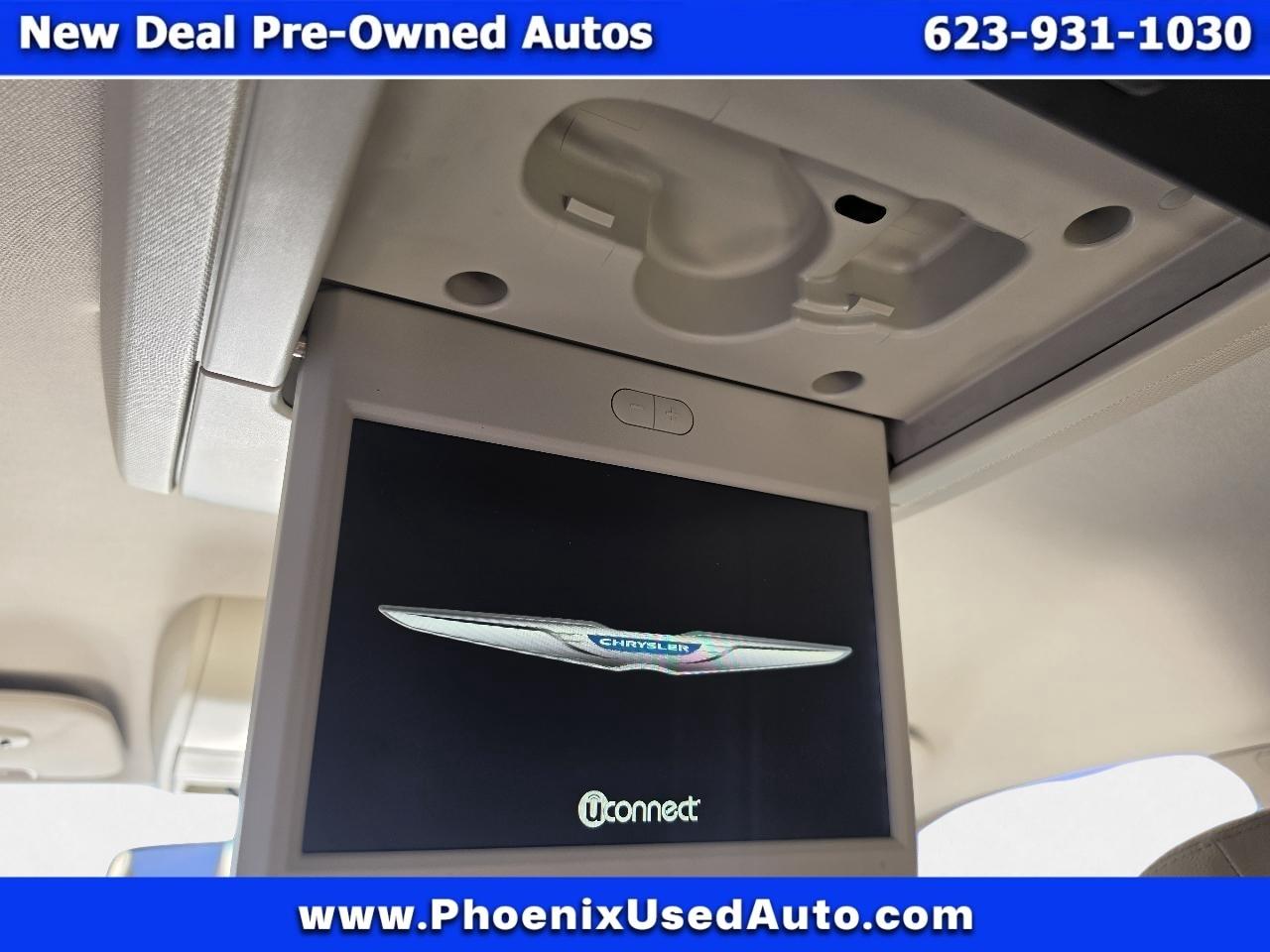Chrysler Town and Country photo 12