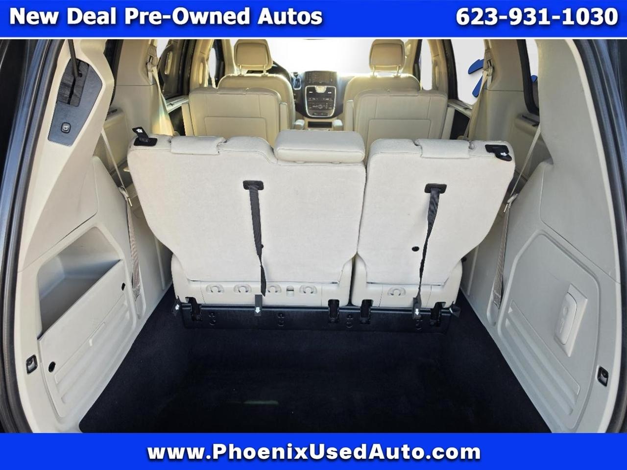 Chrysler Town and Country photo 15