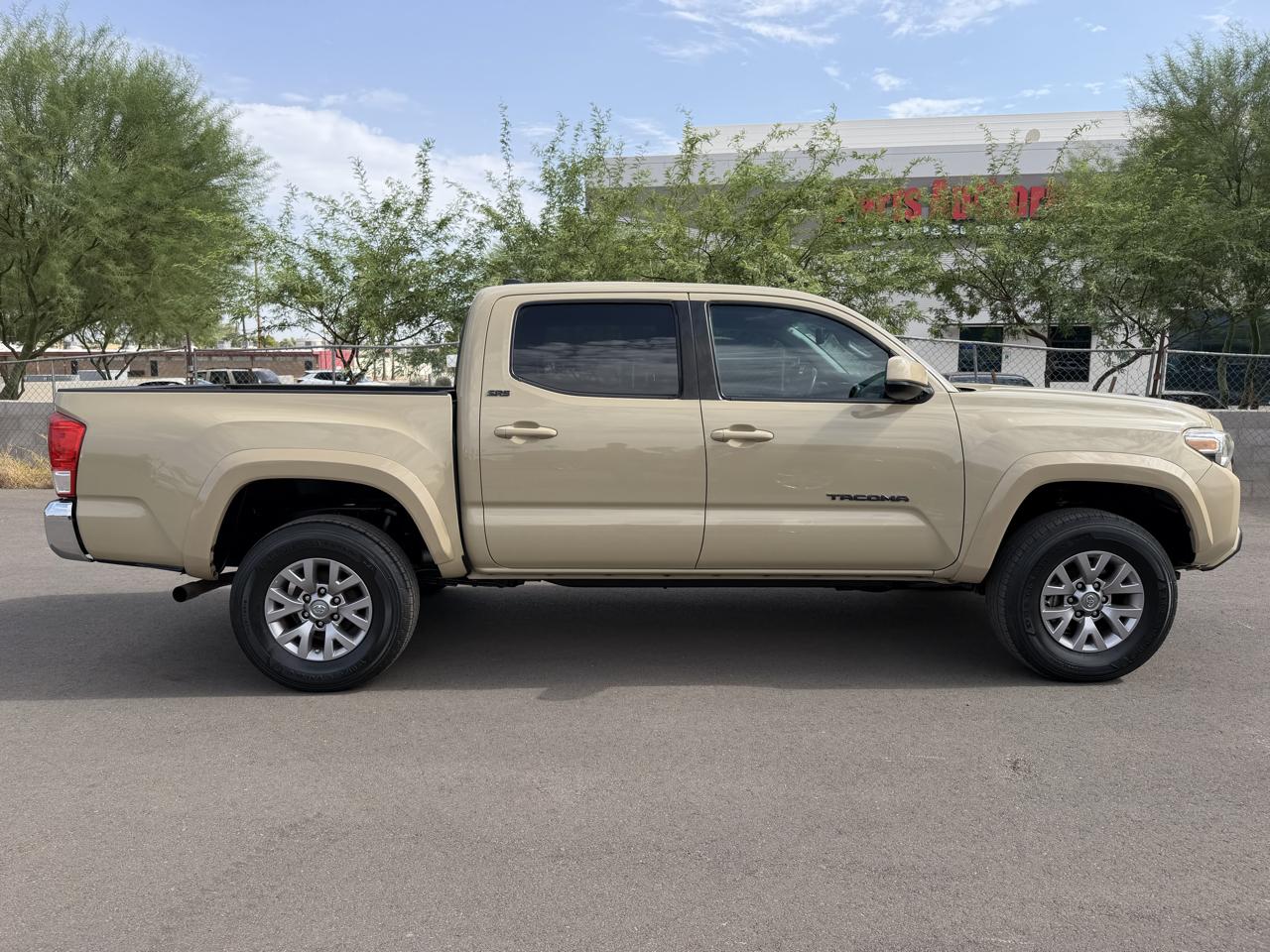 Toyota Tacoma 2WD Double Cab V6 AT SR5 (Natl) 2017