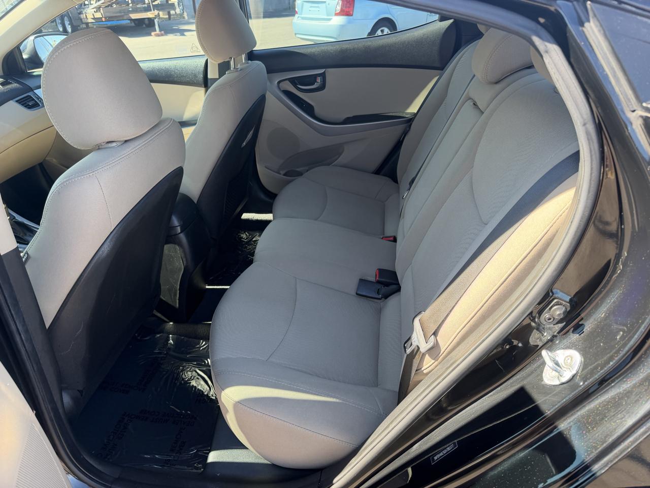 Hyundai Elantra SE 6AT 2016