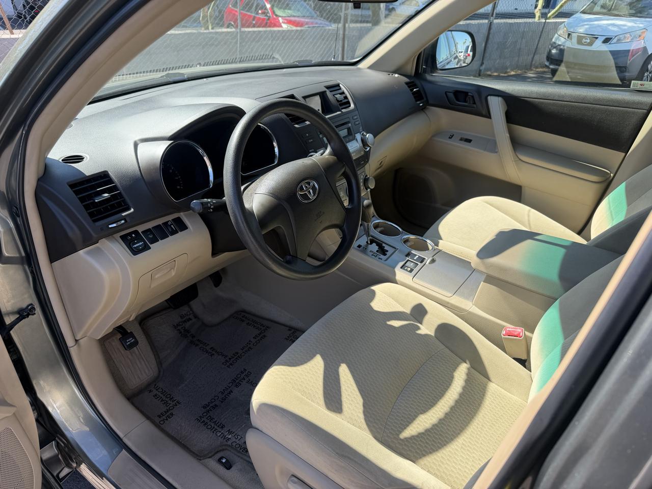 Toyota Highlander Base 4WD 2010