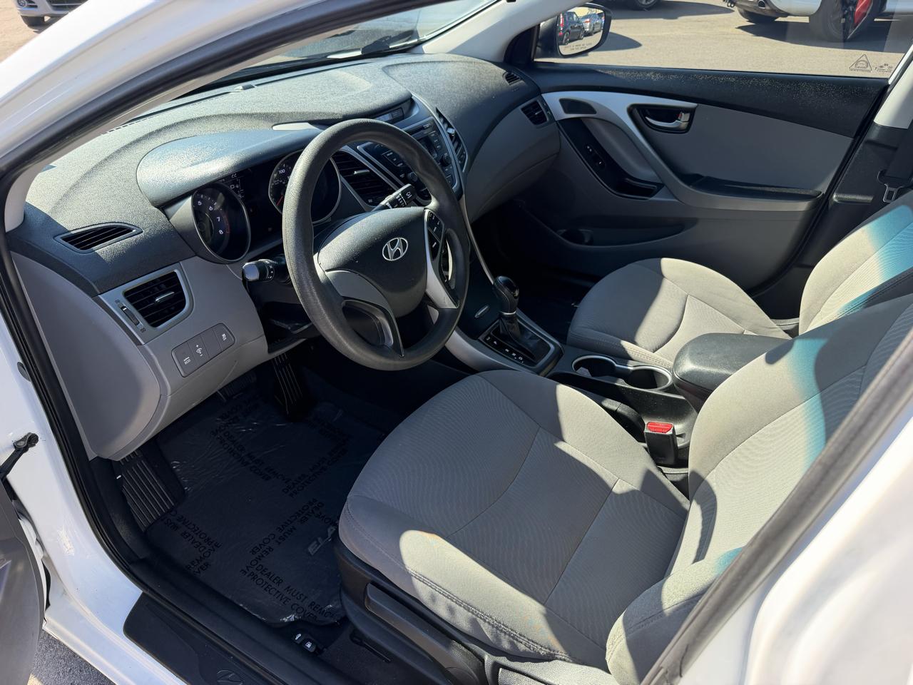 Hyundai Elantra SE 6AT 2016
