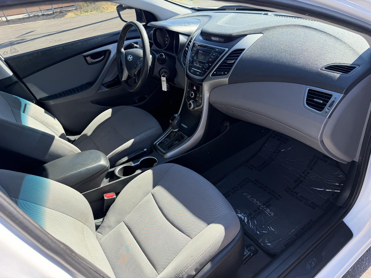 Hyundai Elantra SE 6AT 2016