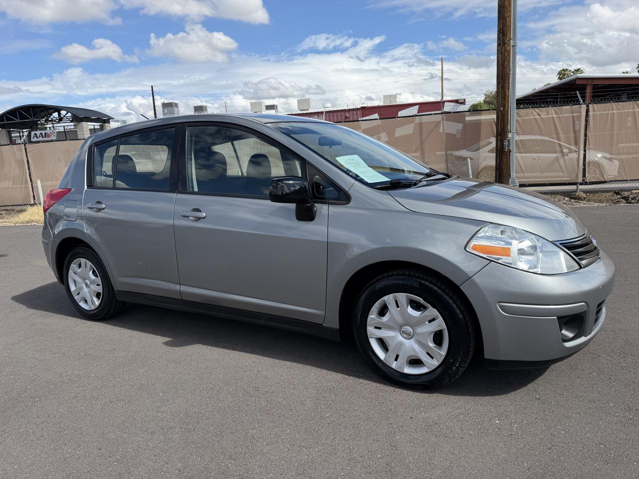 Nissan Versa 1.8 SL Hatchback 2012