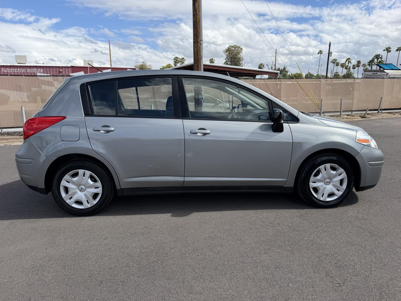 Nissan Versa 1.8 SL Hatchback 2012