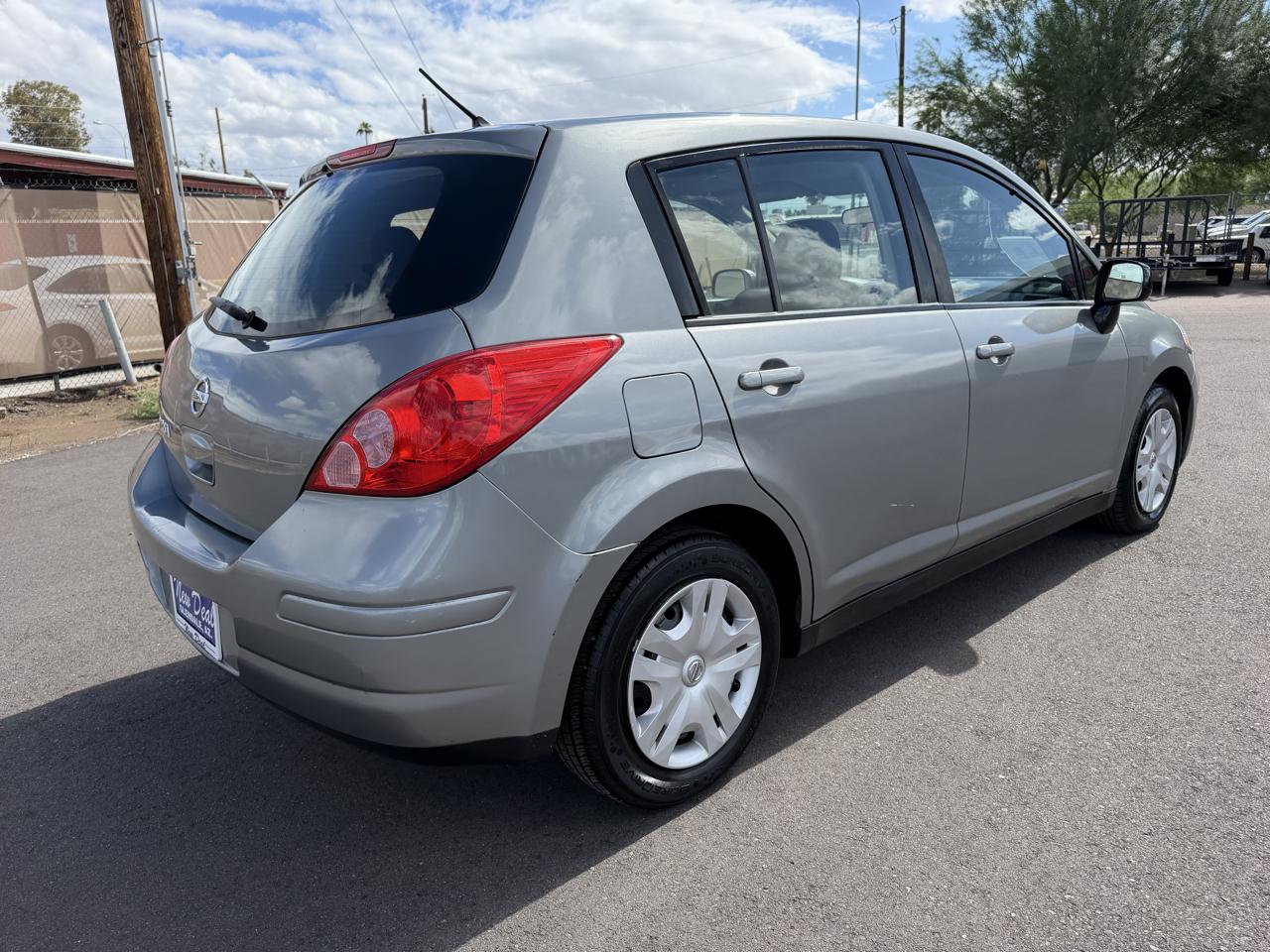 Nissan Versa 1.8 SL Hatchback 2012