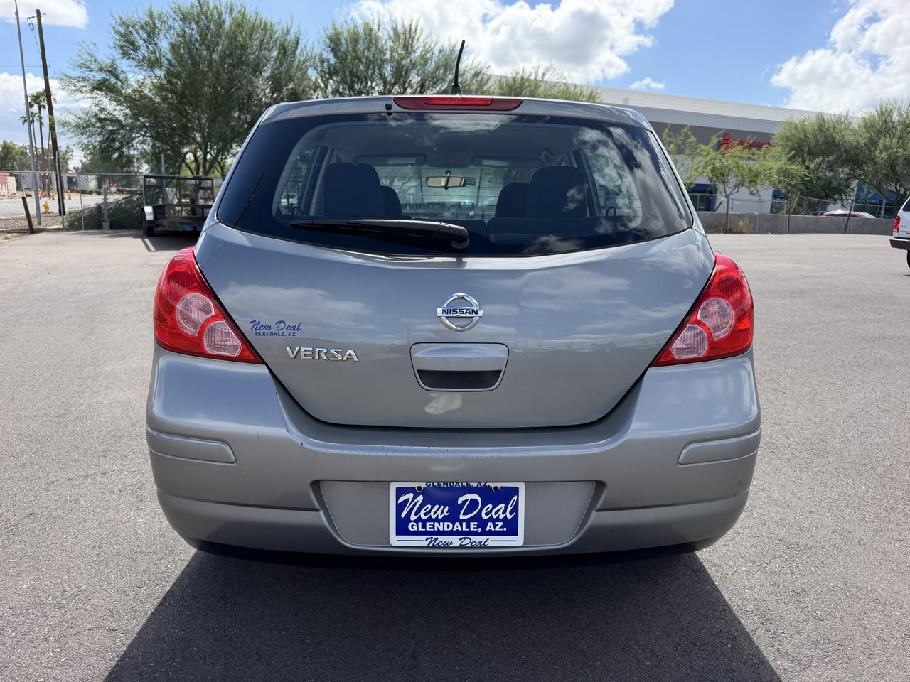 Nissan Versa 1.8 SL Hatchback 2012