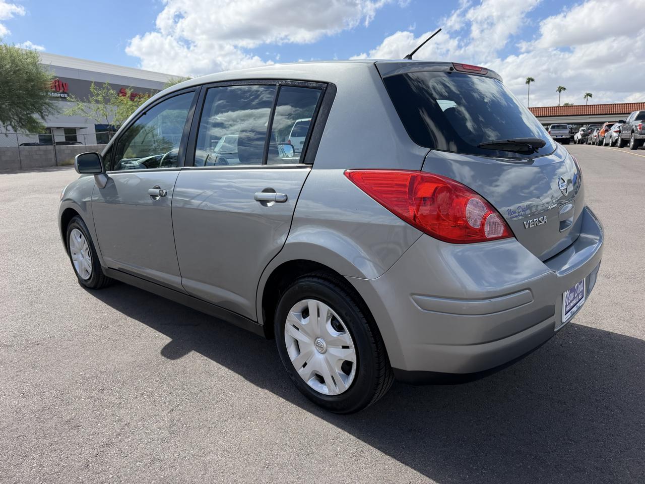 Nissan Versa 1.8 SL Hatchback 2012