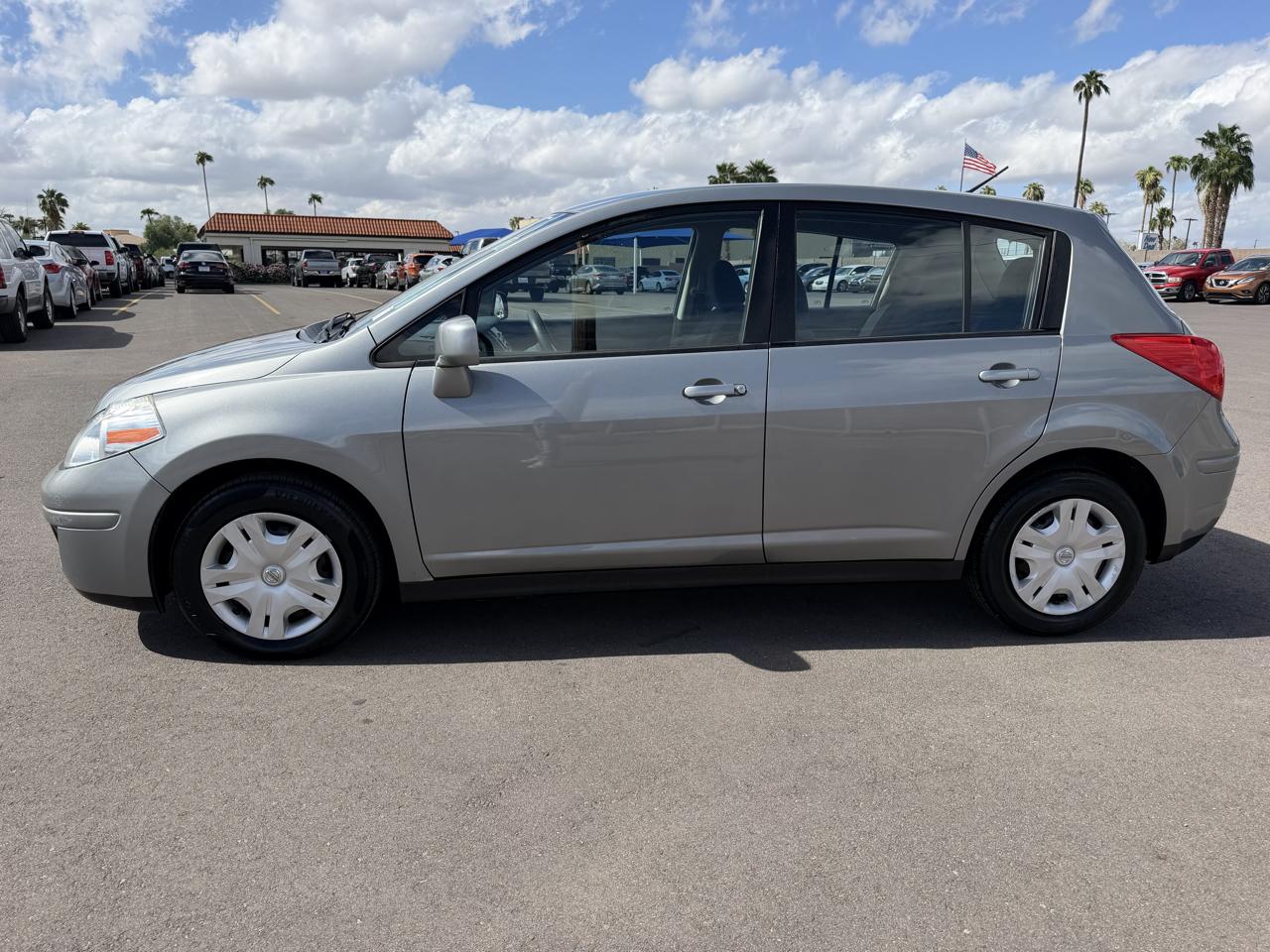 Nissan Versa 1.8 SL Hatchback 2012