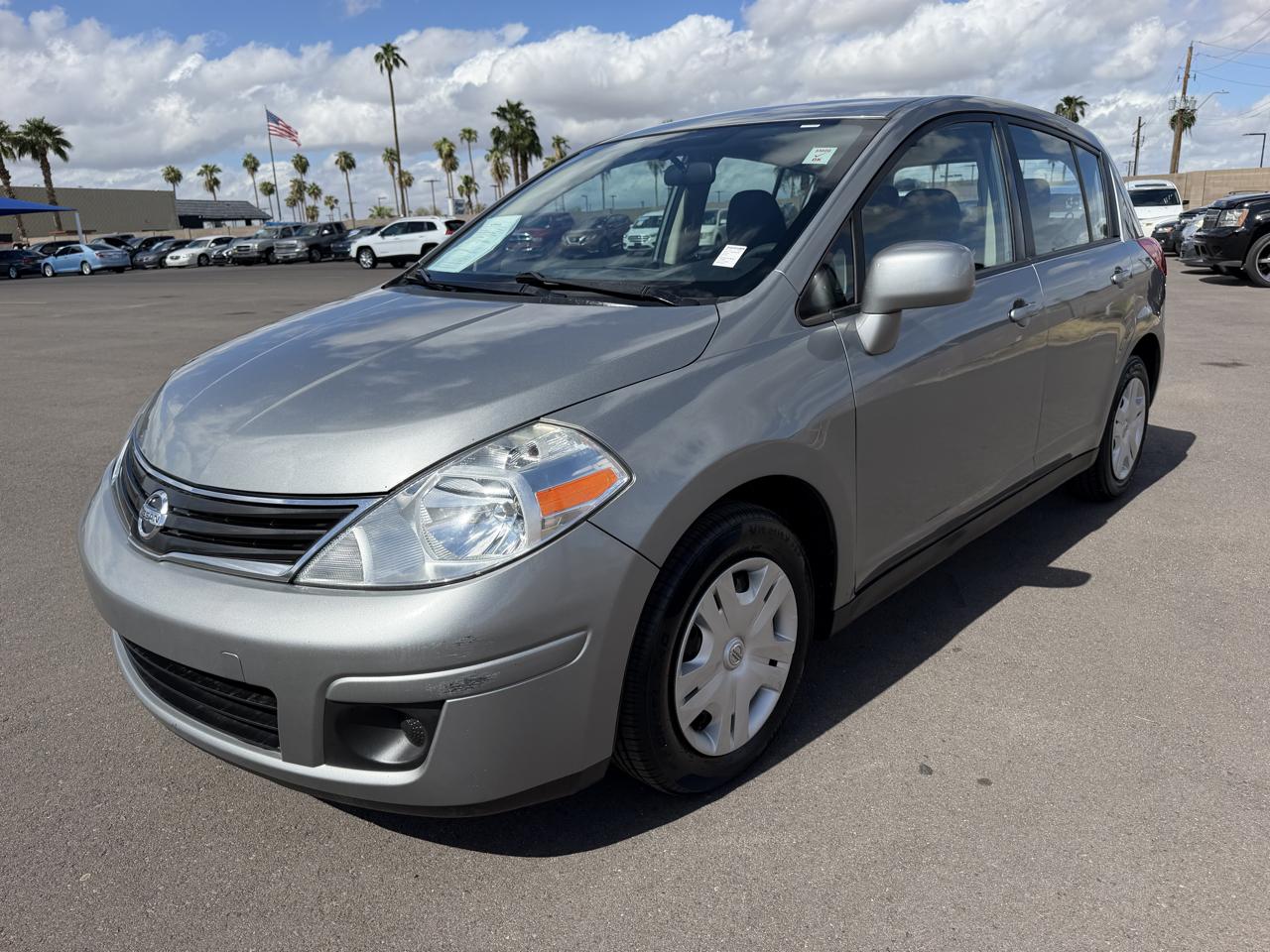 Nissan Versa 1.8 SL Hatchback 2012