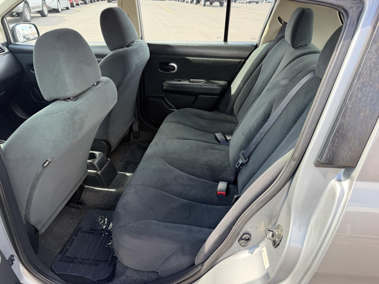 Nissan Versa 1.8 SL Hatchback 2012