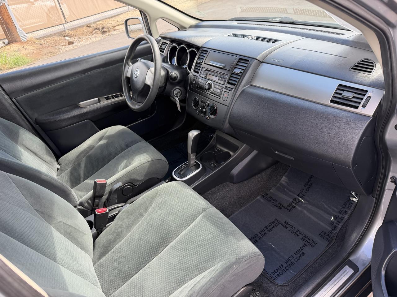 Nissan Versa 1.8 SL Hatchback 2012