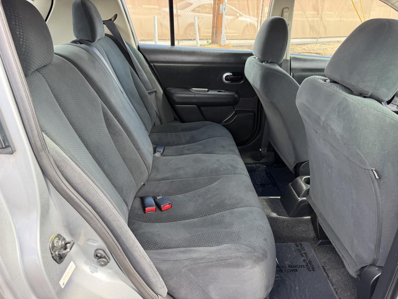 Nissan Versa 1.8 SL Hatchback 2012