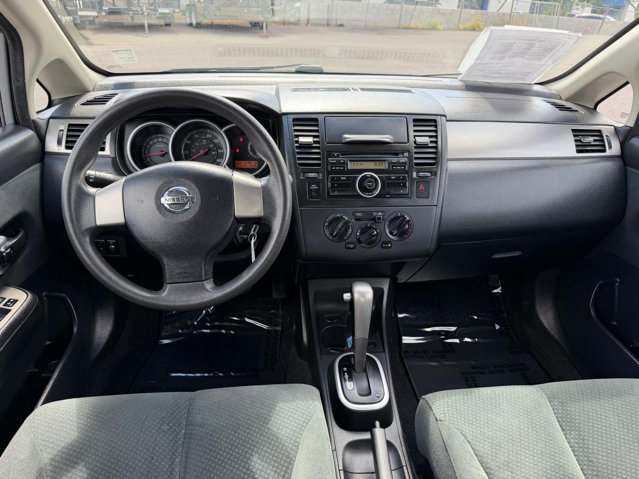Nissan Versa 1.8 SL Hatchback 2012