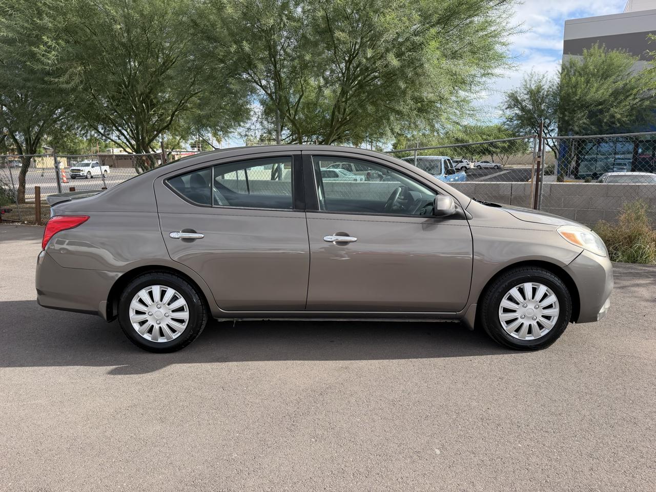 Nissan Versa 1.6 S 4A 2013