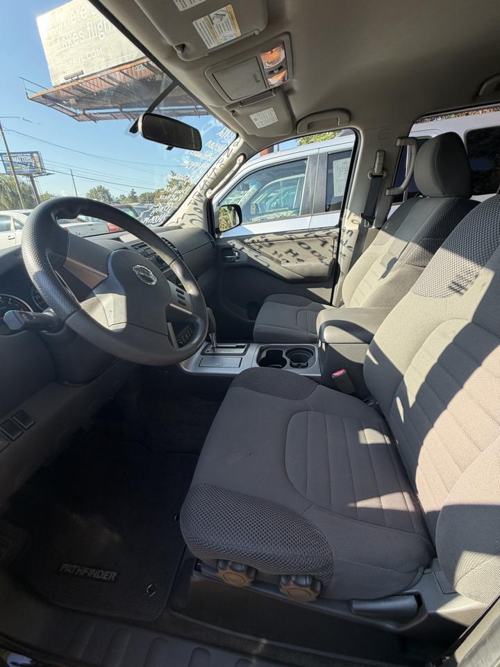 Nissan Pathfinder LE 4WD 2012