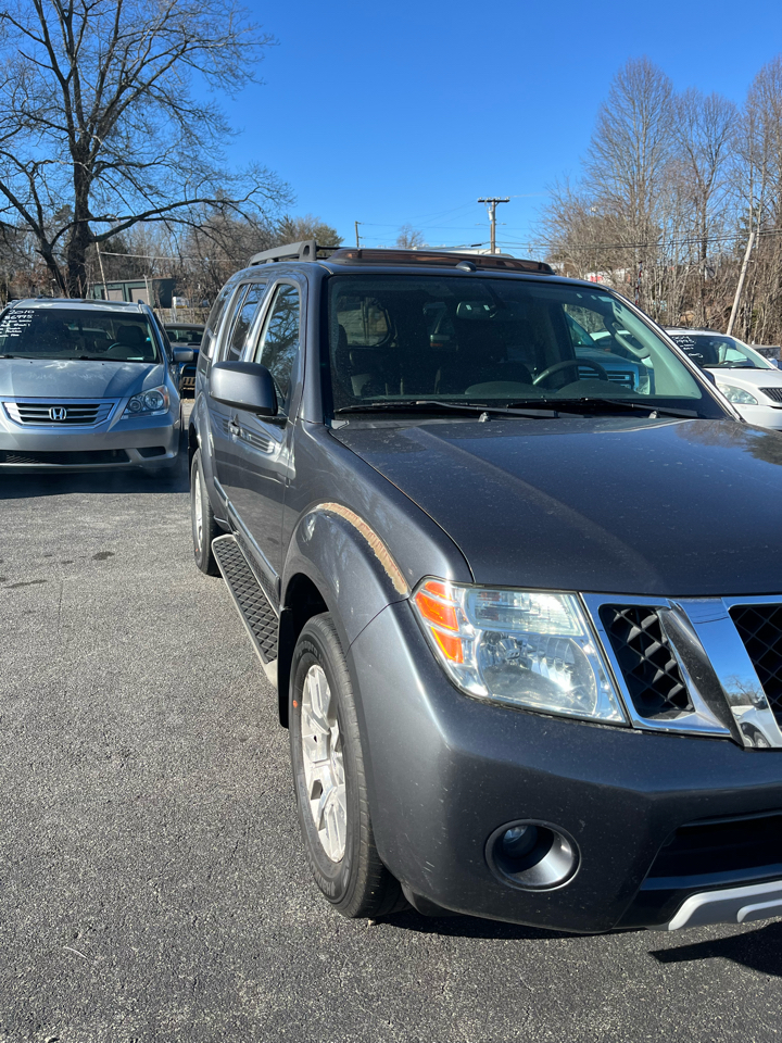 Nissan Pathfinder LE 4WD 2011