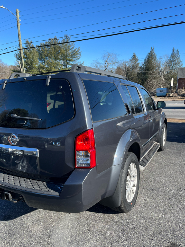 Nissan Pathfinder LE 4WD 2011