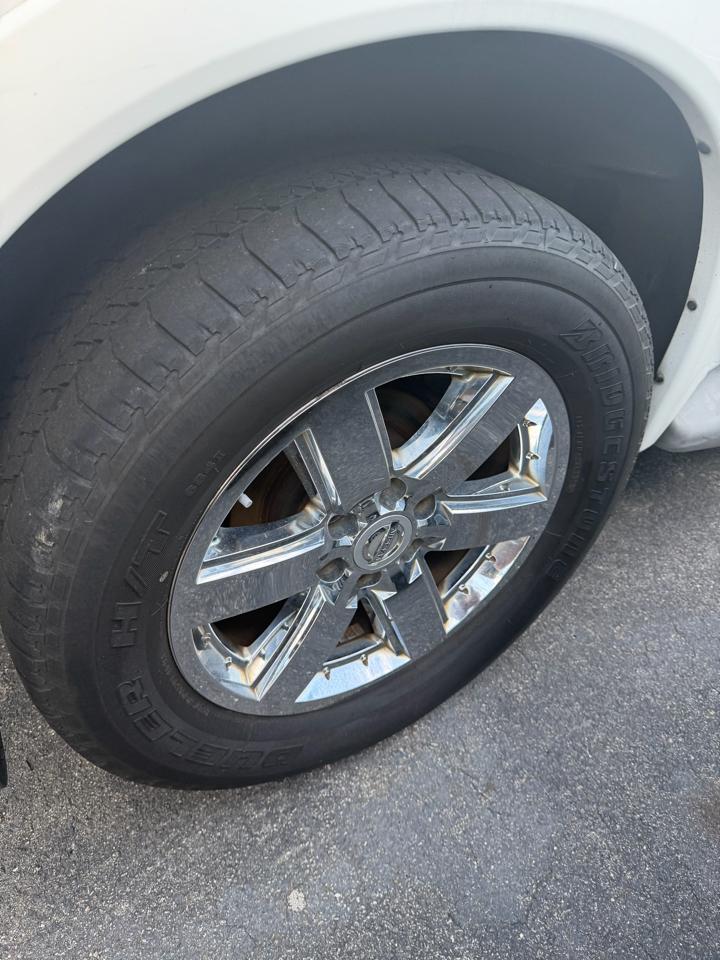 Nissan Armada Platinum 4WD 2012