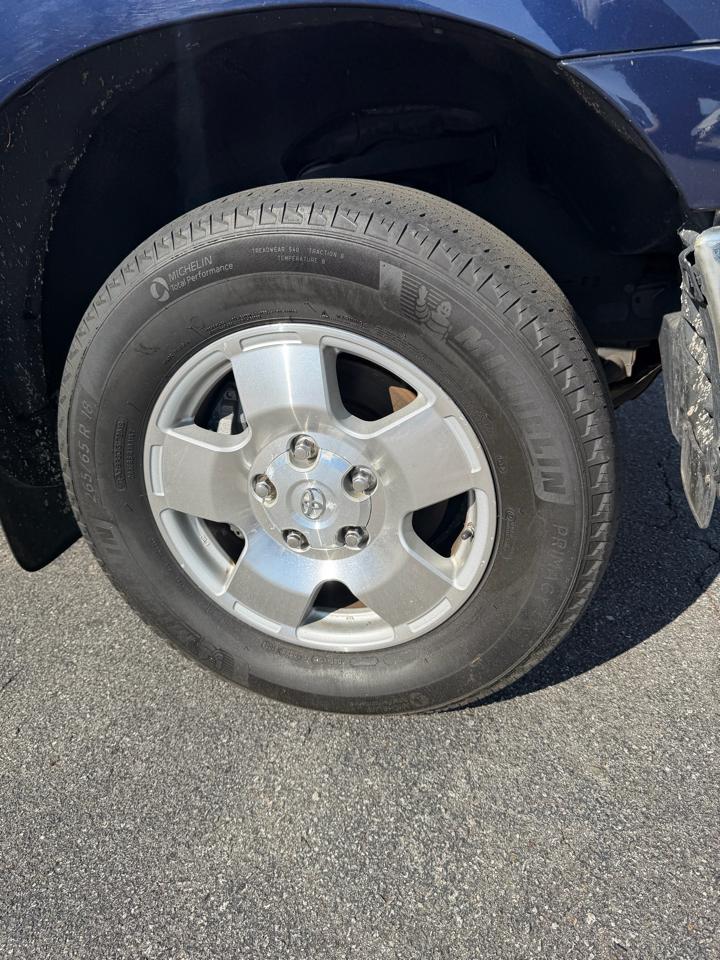 Toyota Tundra Tundra-Grade Double Cab 4.6L 4WD 2012