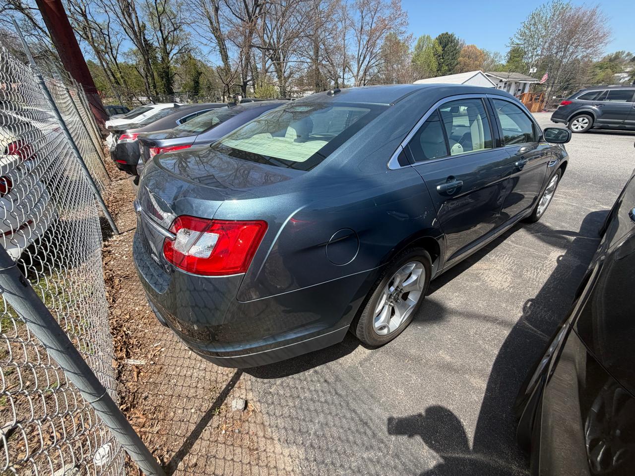 Ford Taurus SEL FWD 2010