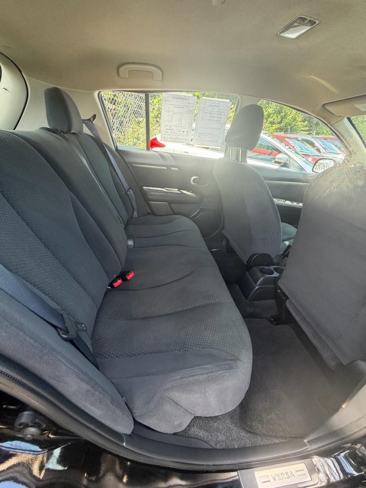Nissan Versa 1.8 SL Hatchback 2012