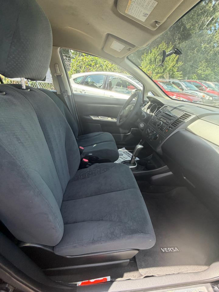 Nissan Versa 1.8 SL Hatchback 2012