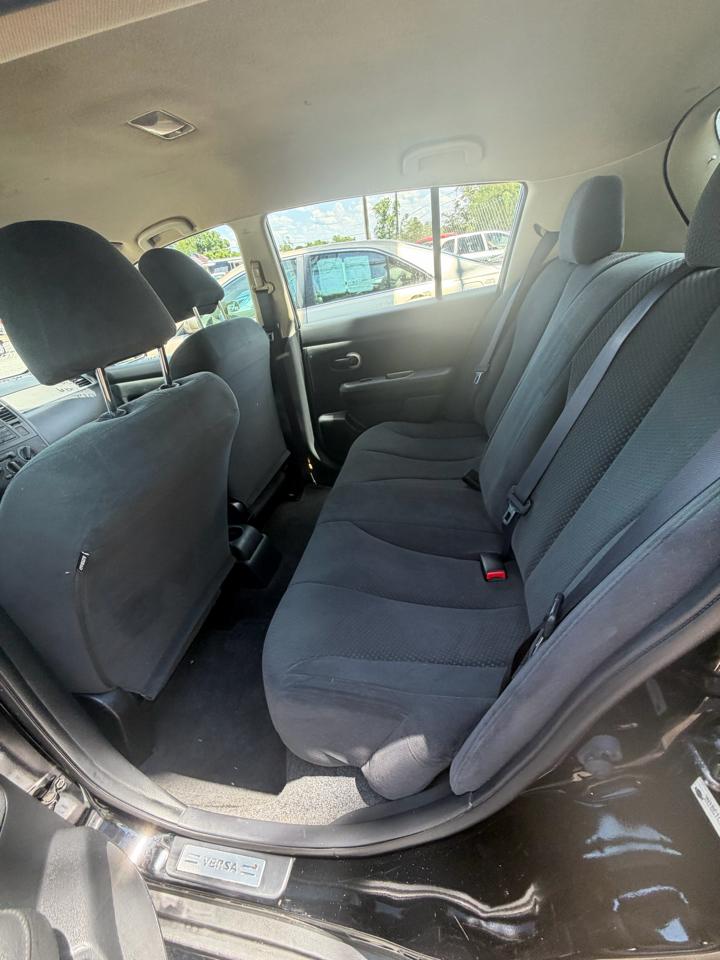 Nissan Versa 1.8 SL Hatchback 2012