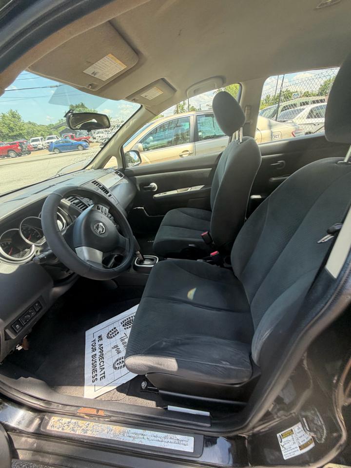 Nissan Versa 1.8 SL Hatchback 2012