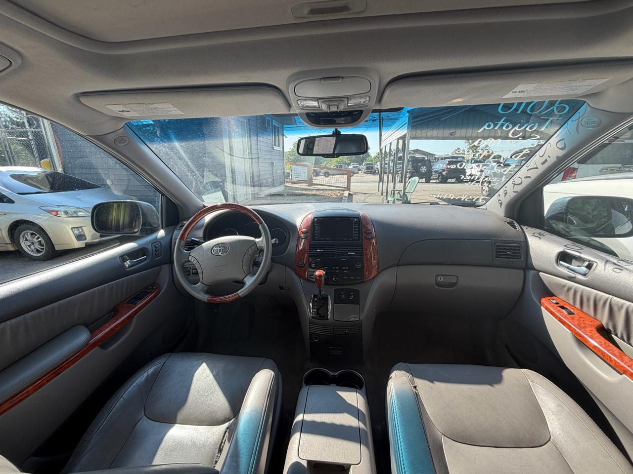 Toyota Sienna XLE FWD 2010