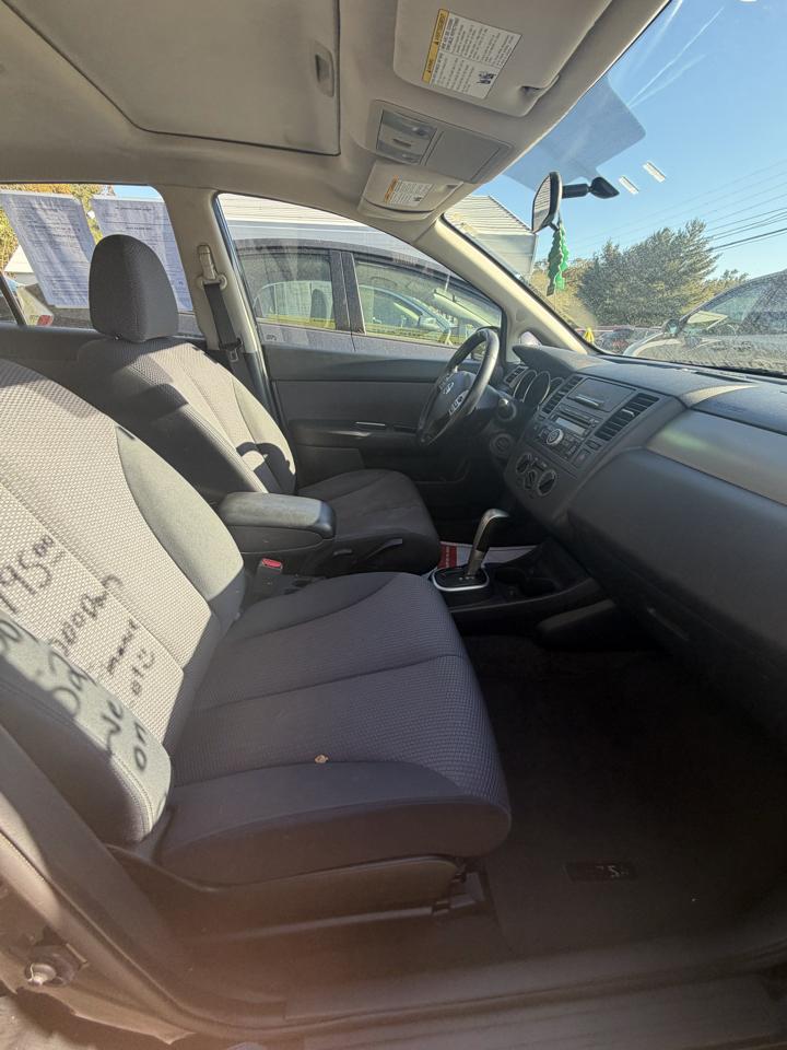 Nissan Versa 5dr HB I4 CVT 1.8 SL 2008