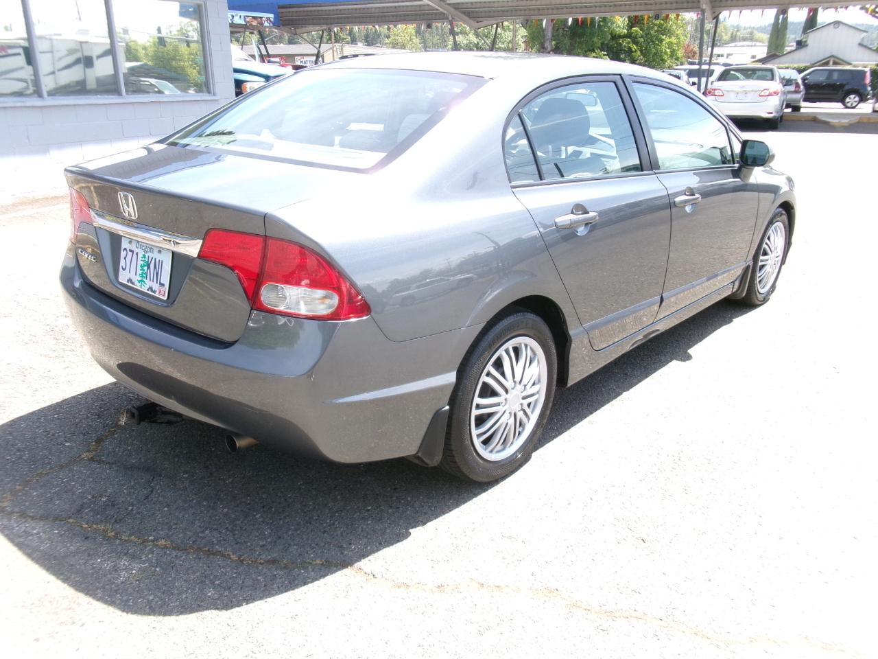 Honda Civic LX Sedan 5-Speed AT 2011