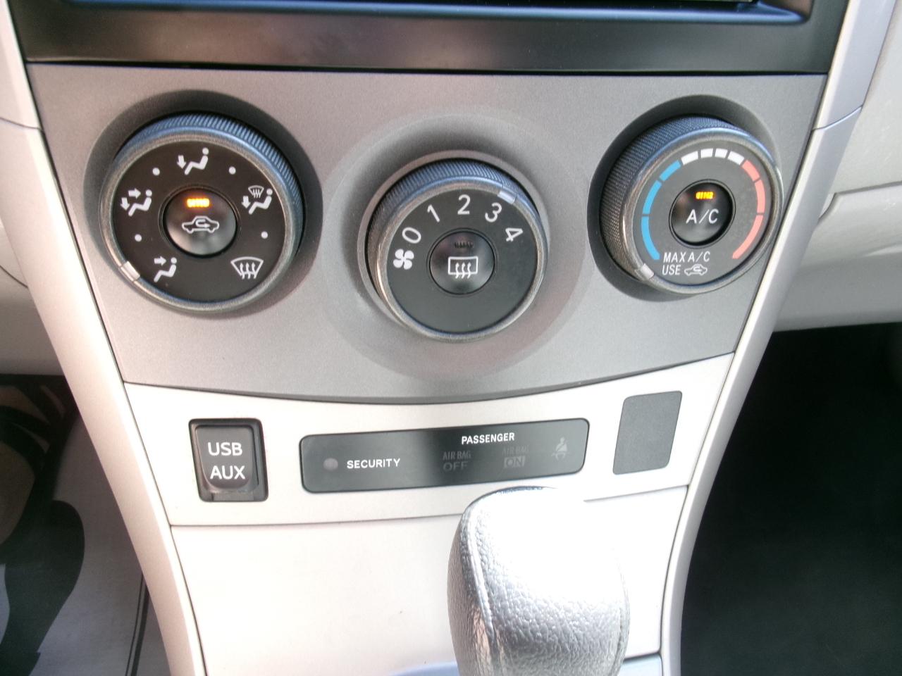 Toyota Corolla LE 4-Speed AT 2013