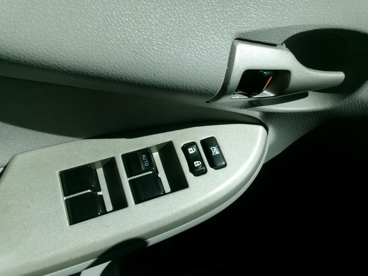 Toyota Corolla LE 4-Speed AT 2013