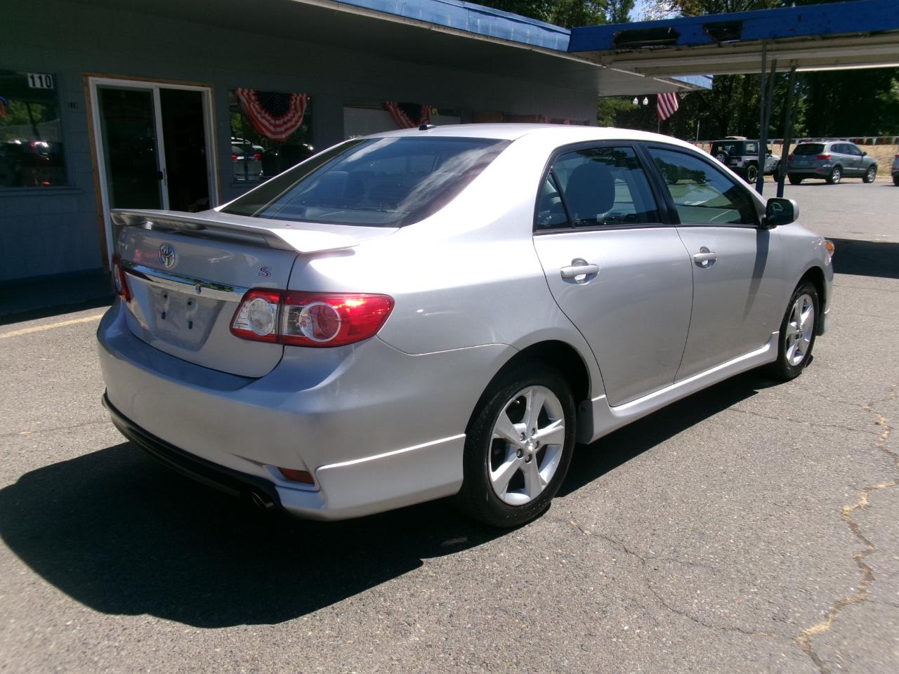 Toyota Corolla S 4-Speed AT 2011