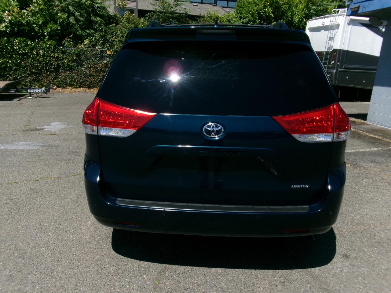 Toyota Sienna  2011