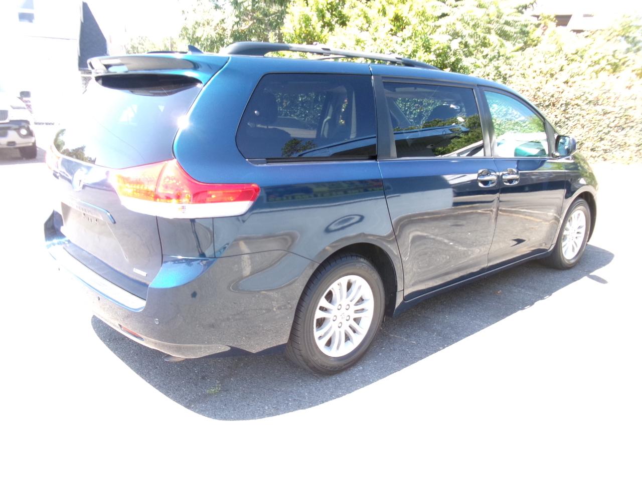 Toyota Sienna  2011