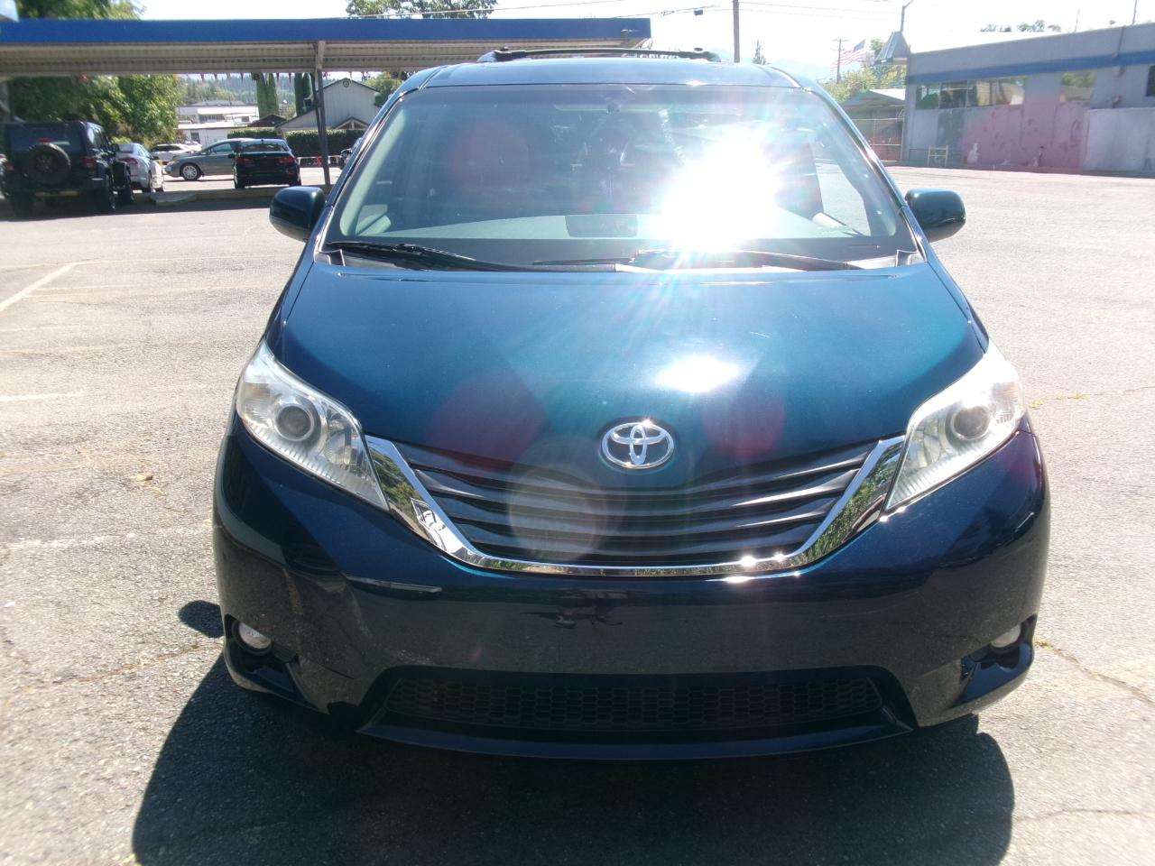Toyota Sienna  2011