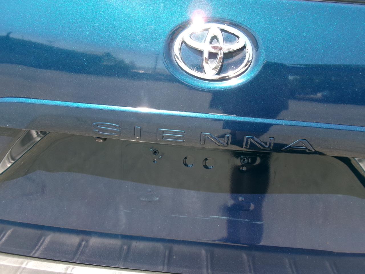 Toyota Sienna  2011