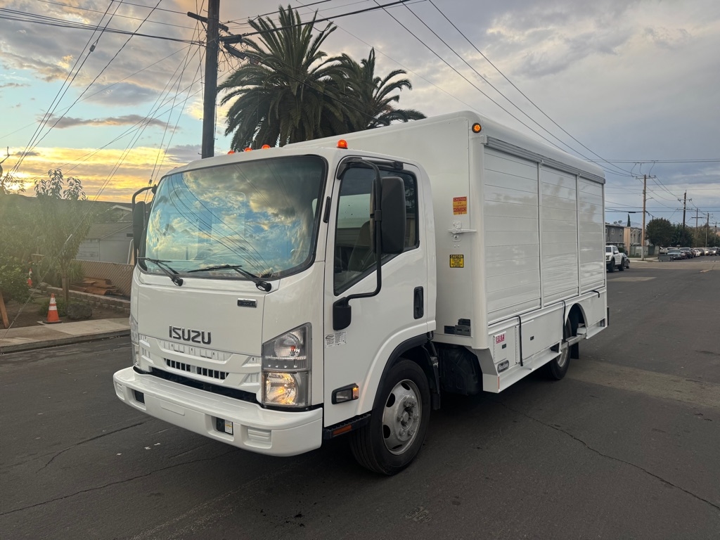 2018 Isuzu NRR's photo