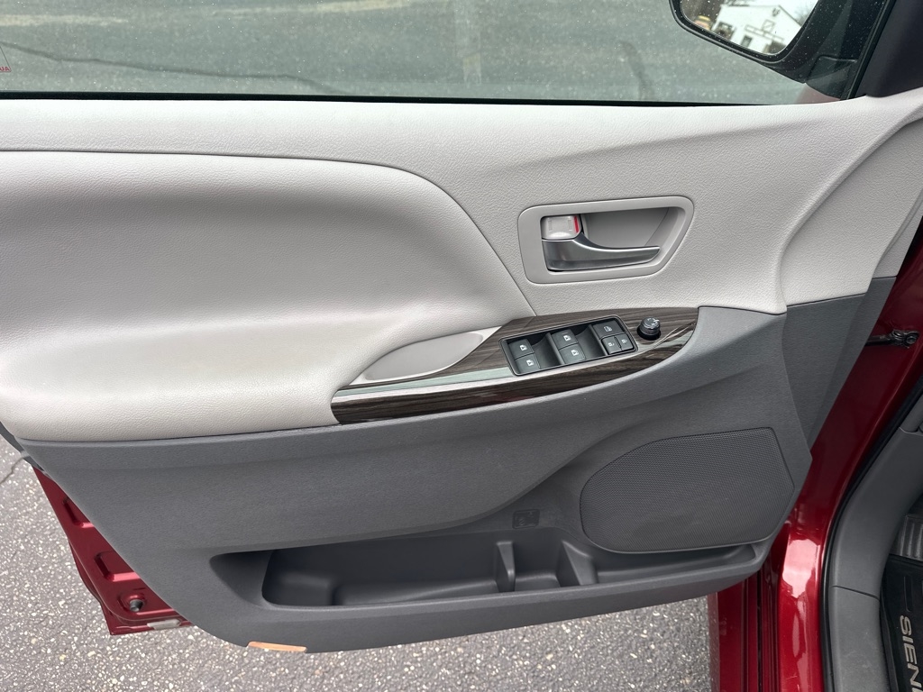 Toyota Sienna XLE Auto Access Seat FWD 7-Passenger (Natl) 2019