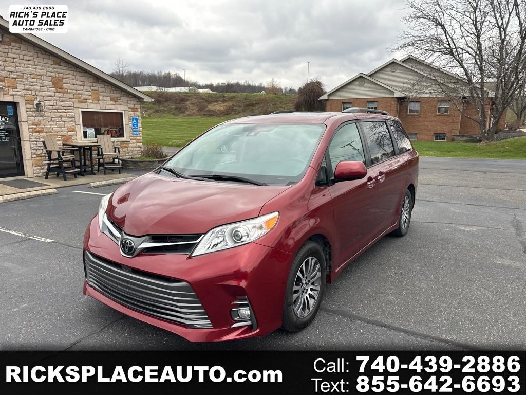 2019 Toyota Sienna XLE's photo