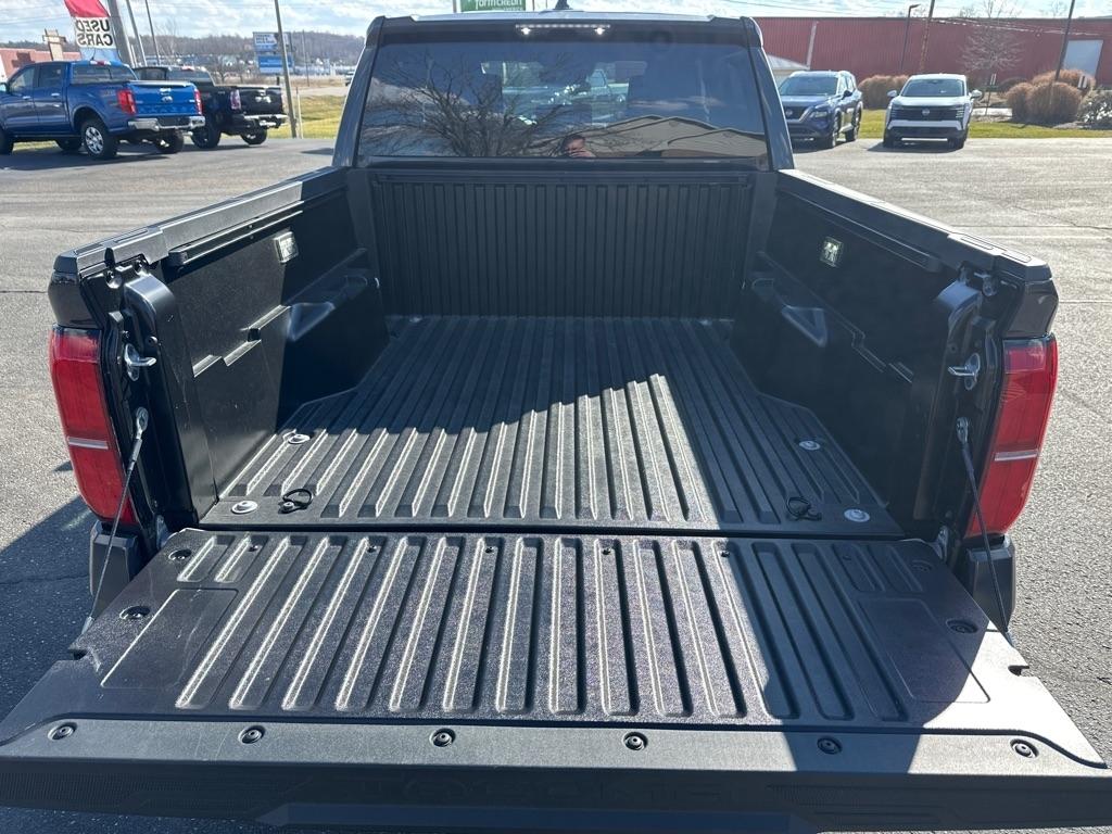 Toyota Tacoma 4WD SR5 Double Cab 5' Bed V6 AT (Natl) 2025