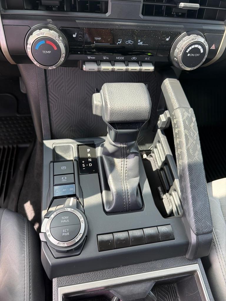 Toyota Tacoma 4WD SR5 Double Cab 5' Bed AT (Natl) 2024