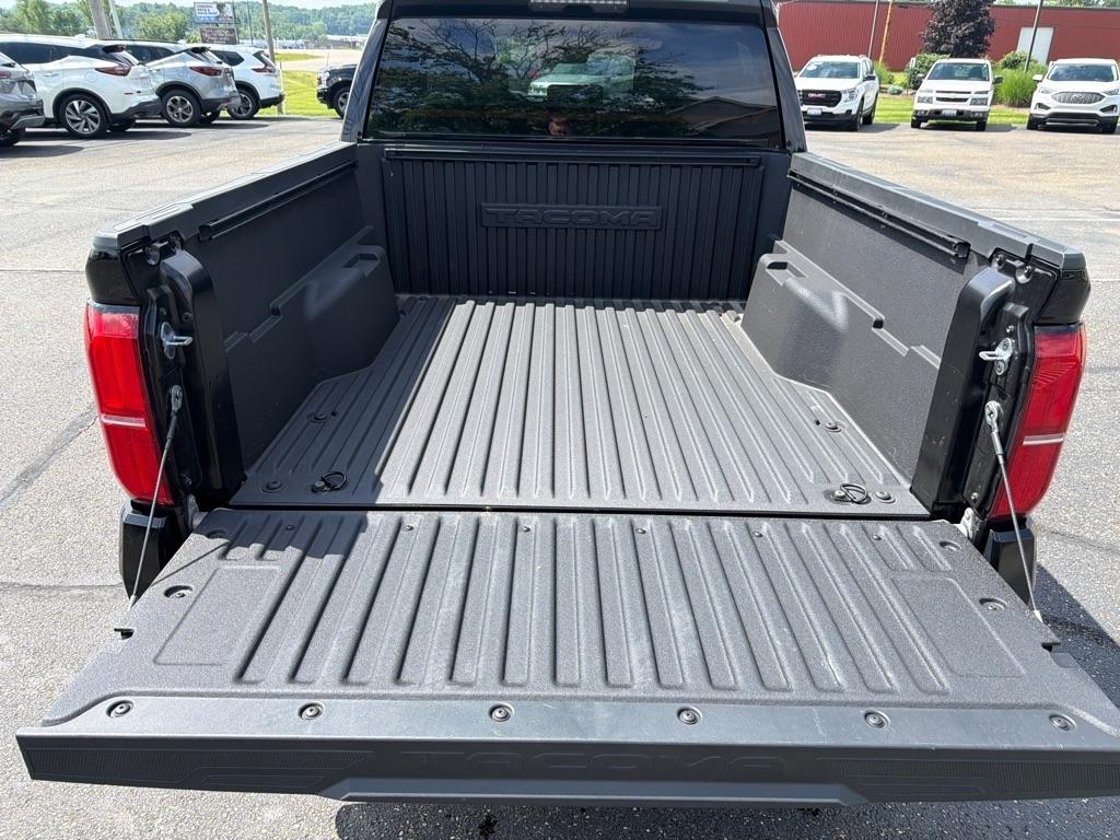 Toyota Tacoma 4WD SR5 Double Cab 5' Bed AT (Natl) 2024
